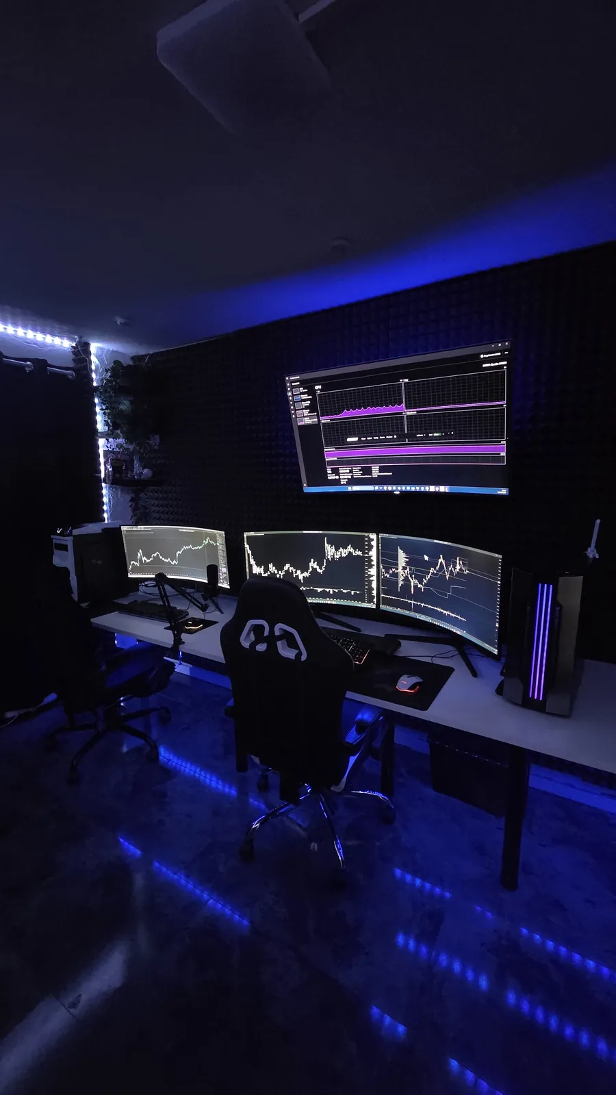 Lo studio di RAWACADEMY: le postazioni con i monitor dei grafici, nella luce blu