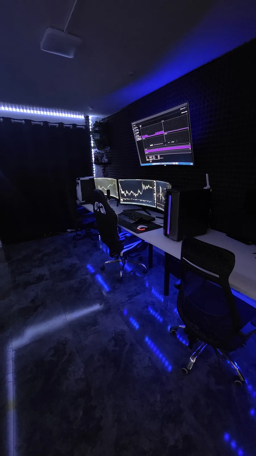 Lo studio di RAWACADEMY: la sala con le postazioni di trading e le pareti fonoassorbenti